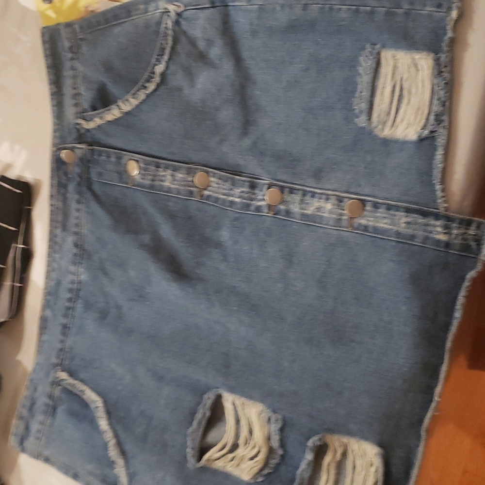 Denim ripped mini skirt. Fits a 1x/2x F21